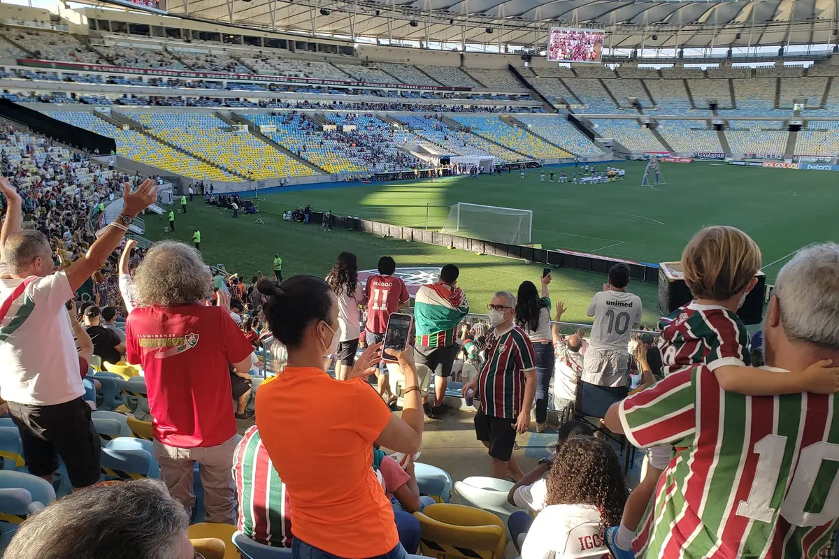 Adeptos nas bancadas do Maracanã, muitos deles com camisolas às riscas verdes, brancas e grená