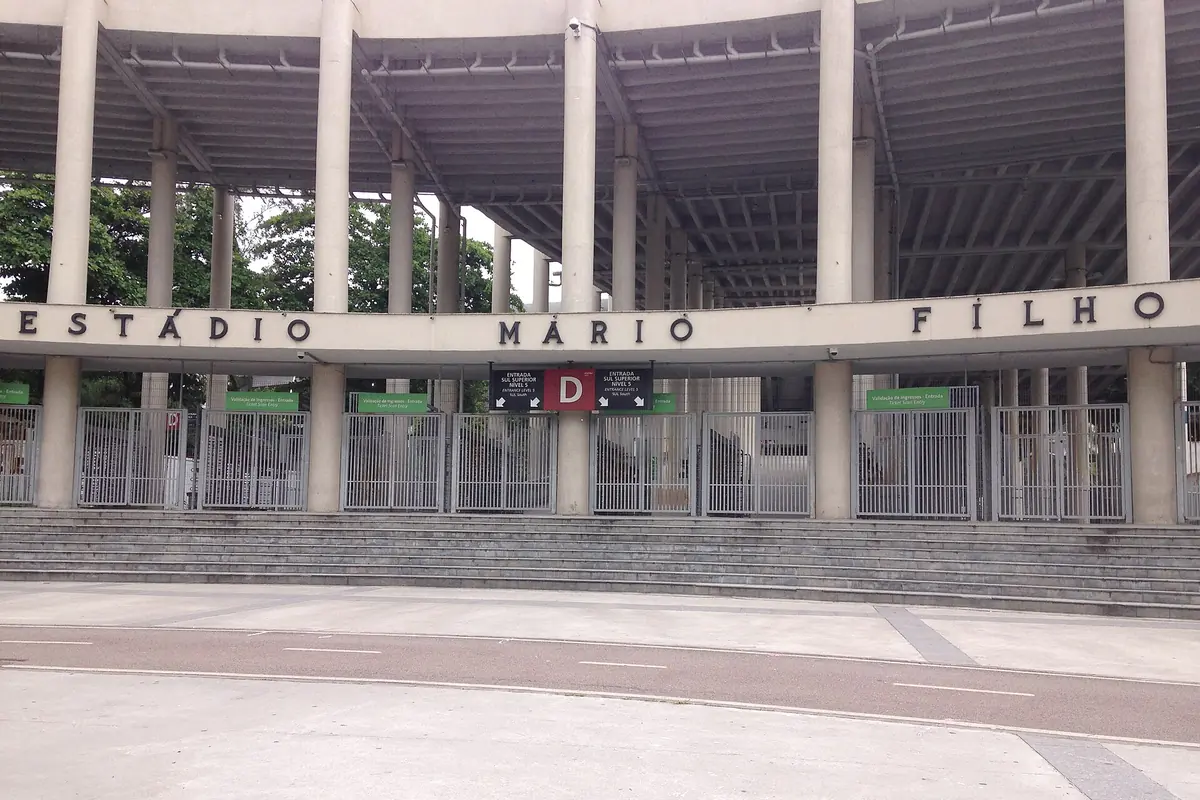 Průčelí Maracanã s oficiálním názvem stadionu velkými písmeny nad vstupními sloupy