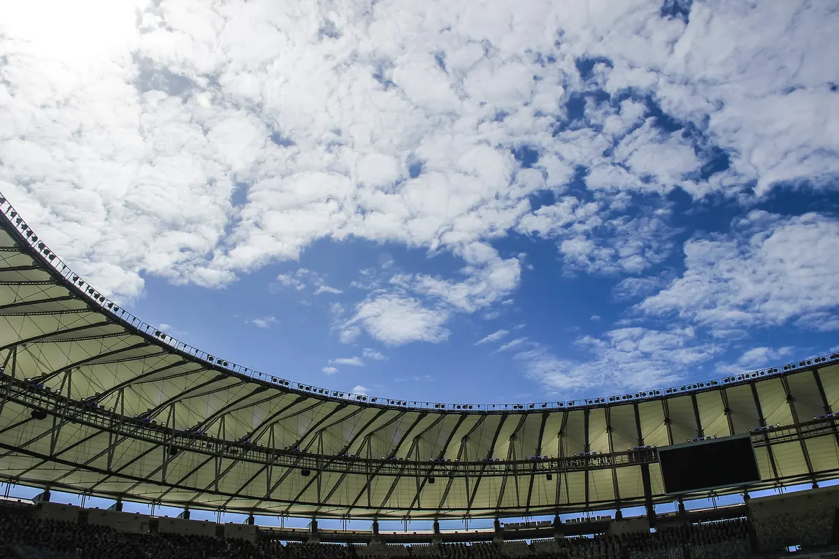 Prstencová střecha Maracanã pohledem z ochozů, s bledou membránou a ocelovými lany kolem otvoru do nebe